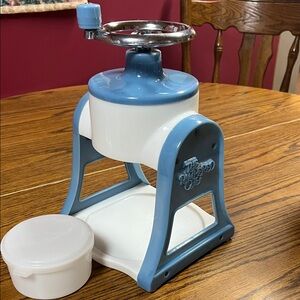 The Pampered Chef Blue and White Ice Shaver